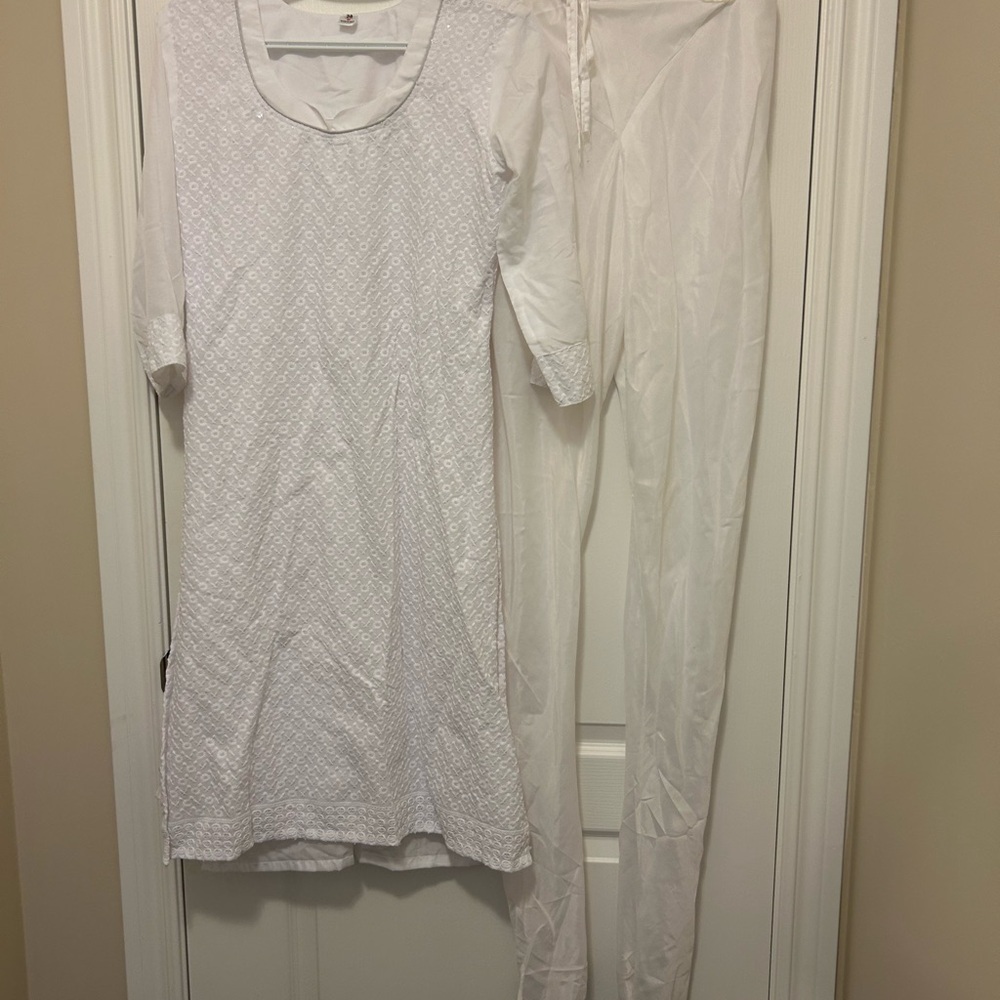🤍 Women’s White Embroidered Kurta with Pants – Size 38 🤍